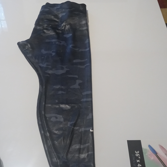 Grey Scale Army Fatigue Print Nike Leggings - Picture 1 of 5
